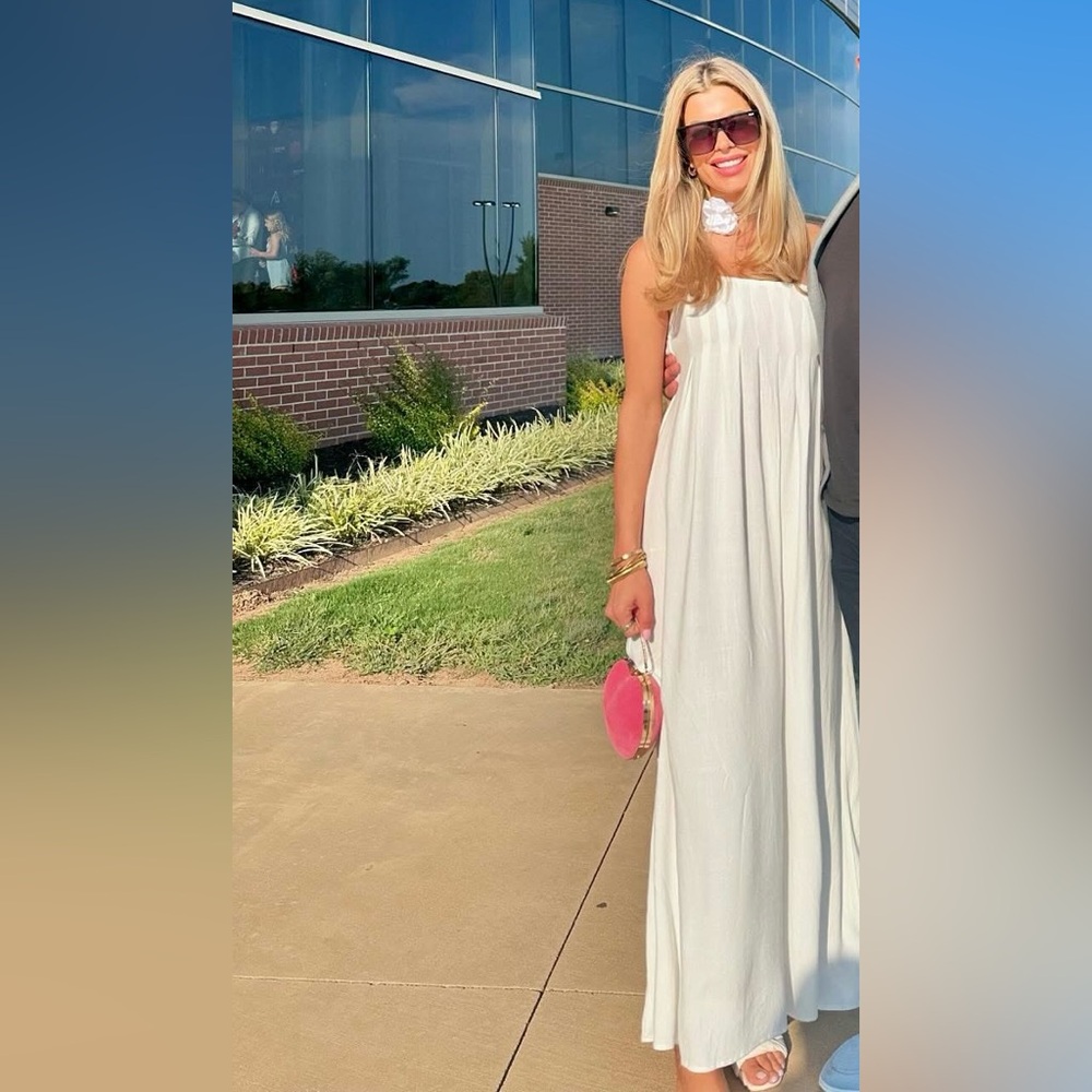 Women’s White Pleated Sleeveless Dress